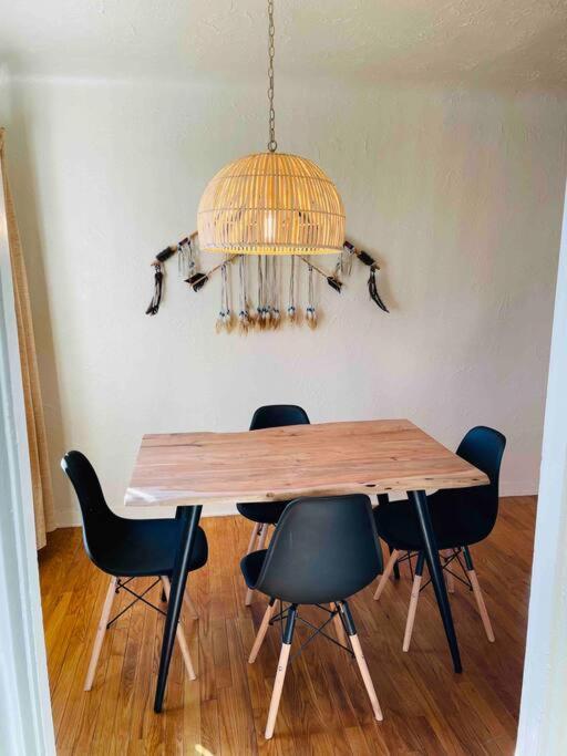 Hébergement de vacances Vintage Charm Vacation With Modern Comforts Near Old Town